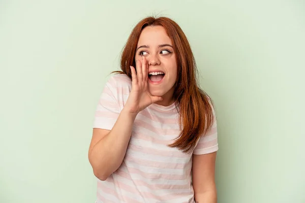 Mulher Caucasiana Jovem Isolado Fundo Verde Gritando Animado Para Frente — Fotografia de Stock