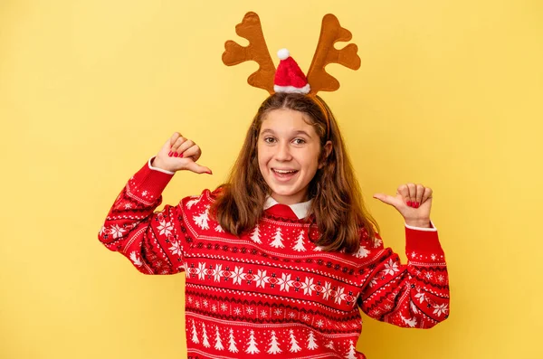 배경에 고립된 크리스마스 모자를 코카서스 소녀는 자랑스럽고 있습니다 — 스톡 사진