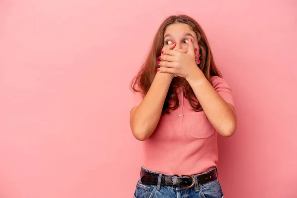 Pequeña Chica Caucásica Aislada Sobre Fondo Rosa Reflexivo Mirando Espacio —  Fotos de Stock