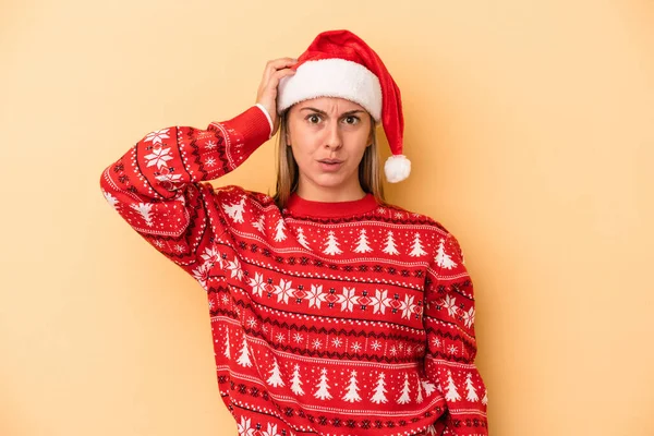 Jonge Kaukasische Vrouw Vieren Kerstmis Geïsoleerd Gele Achtergrond Wordt Geschokt — Stockfoto