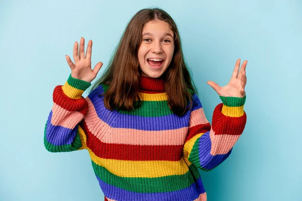 Little Caucasian Girl Isolated Blue Background Receiving Pleasant Surprise Excited — ストック写真