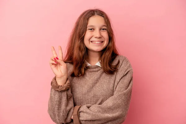 분홍색 배경에 고립된 코카서스 소녀가 손가락으로 번째를 있습니다 — 스톡 사진