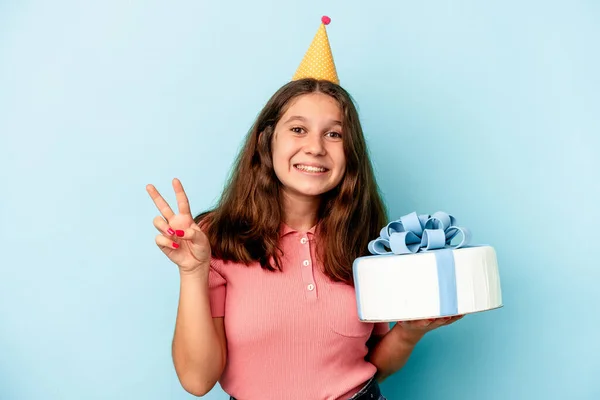 Küçük Beyaz Kız Doğum Gününü Kutluyor Mavi Arka Planda Izole — Stok fotoğraf