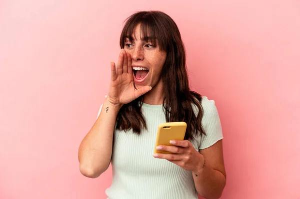 Young Argentinian Woman Holding Mobile Phone Isolated Pink Background Shouting — 스톡 사진