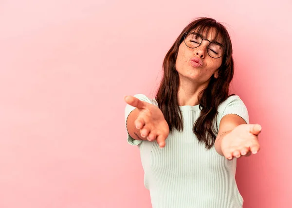 Junge Argentinierin Isoliert Auf Rosa Hintergrund Faltet Lippen Und Hält — Stockfoto