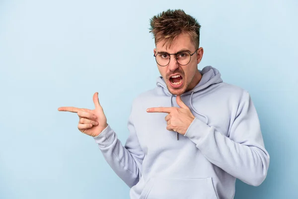 Joven Hombre Caucásico Aislado Sobre Fondo Azul Señalando Con Los — Foto de Stock