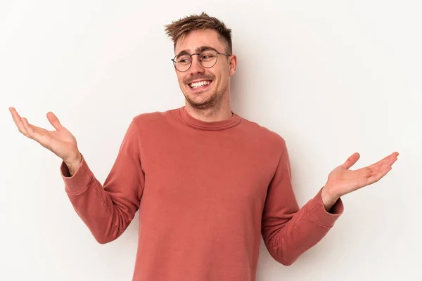 Homem Caucasiano Jovem Isolado Fundo Branco Alegre Rindo Muito Conceito — Fotografia de Stock