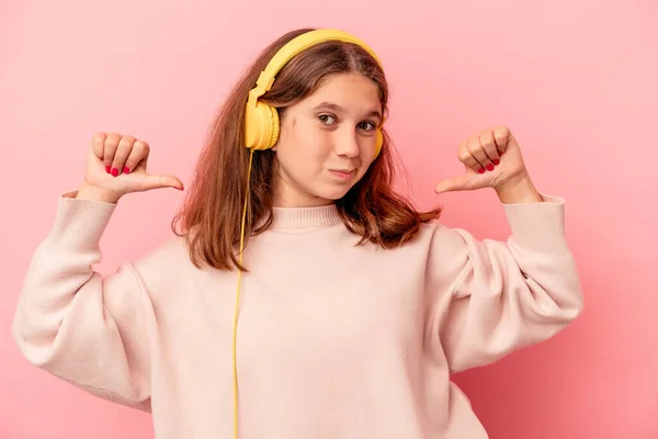 Μικρή Καυκάσιος Κορίτσι Ακούγοντας Μουσική Απομονωμένη Ροζ Φόντο Αισθάνεται Υπερήφανη — Φωτογραφία Αρχείου