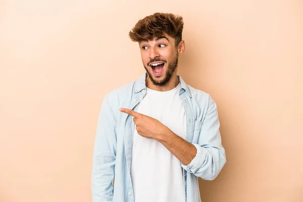 Young Arab Man Isolated Beige Background Looks Aside Smiling Cheerful — Photo