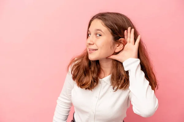 Pequeña Chica Caucásica Aislada Sobre Fondo Rosa Tratando Escuchar Chisme — Foto de Stock