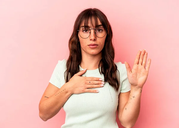 Young Argentinian Woman Isolated Pink Background Taking Oath Putting Hand —  Fotos de Stock