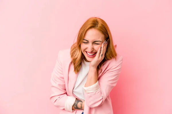 Νεαρή Καυκάσια Γυναίκα Απομονωμένη Ροζ Φόντο Γελάει Χαρούμενα Και Διασκεδάζει — Φωτογραφία Αρχείου