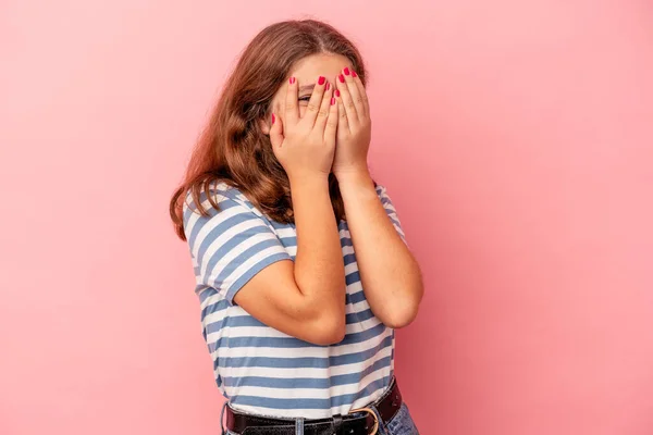 Klein Blank Meisje Geïsoleerd Roze Achtergrond Knipperen Camera Door Vingers — Stockfoto