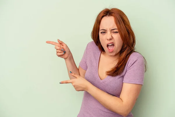 Mujer Caucásica Joven Aislada Sobre Fondo Verde Señalando Con Los — Foto de Stock