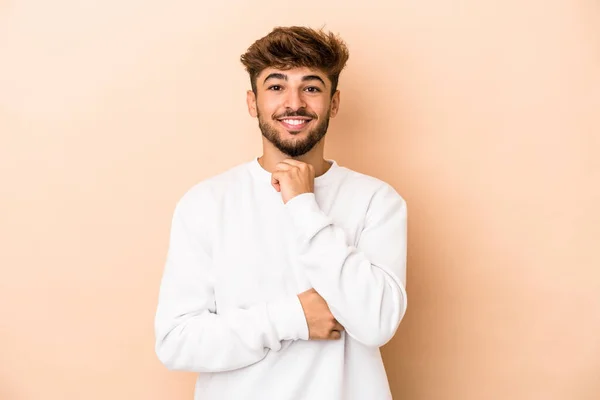 Νεαρός Άραβας Απομονωμένος Μπεζ Φόντο Χαμογελώντας Χαρούμενος Και Σίγουρος Αγγίζοντας — Φωτογραφία Αρχείου