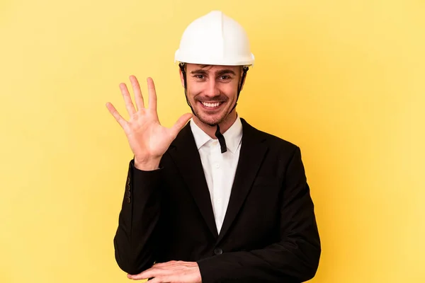 Jovem Arquiteto Caucasiano Homem Isolado Fundo Amarelo Sorrindo Alegre Mostrando — Fotografia de Stock