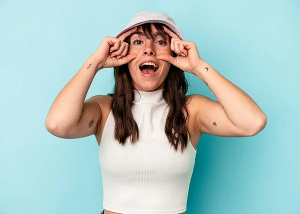 Young Argentinian Woman Isolated Blue Background Keeping Eyes Opened Find —  Fotos de Stock