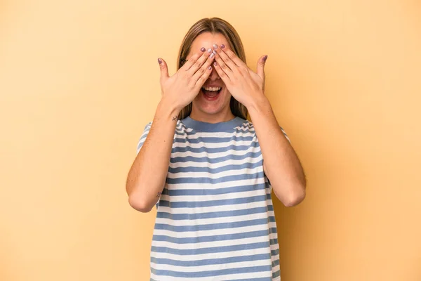 Junge Kaukasische Frau Isoliert Auf Gelbem Hintergrund Bedeckt Augen Mit — Stockfoto