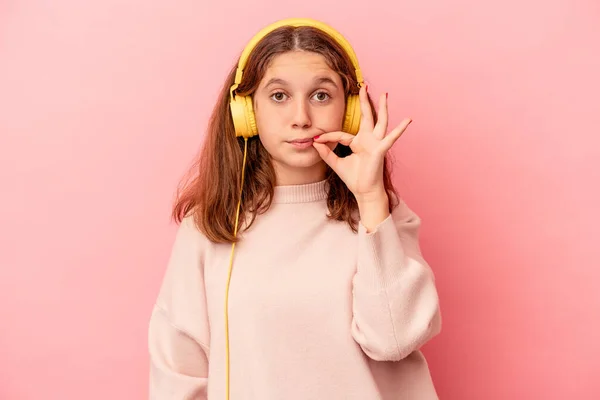 Pequeña Chica Caucásica Escuchando Música Aislada Sobre Fondo Rosa Con — Foto de Stock