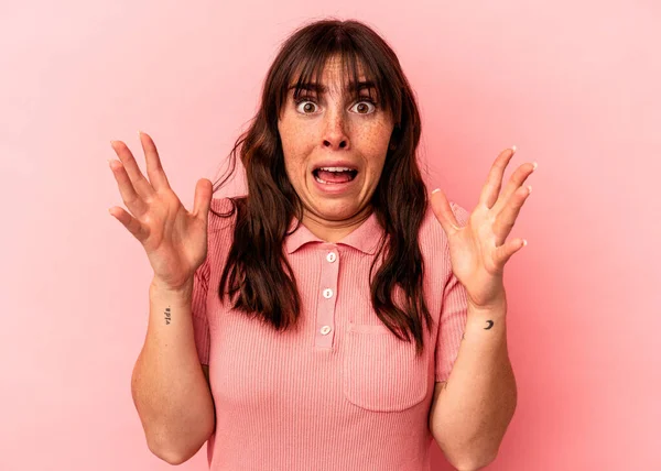 Mladá Argentinská Žena Izolovaná Růžovém Pozadí Křičící Nebi Vzhlížející Frustrovaná — Stock fotografie