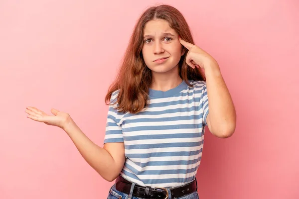 Piccola Ragazza Caucasica Isolata Sfondo Rosa Mostrando Gesto Delusione Con — Foto Stock