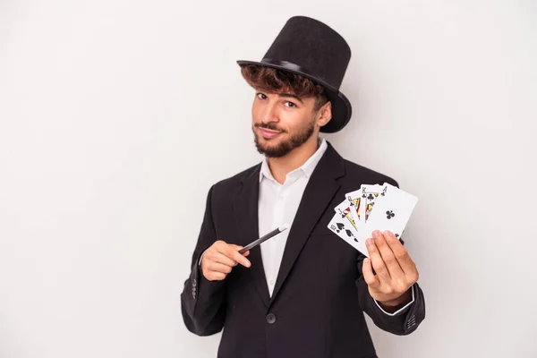 白い背景に孤立した魔法のカードと杖を持った若いアラブの魔術師 — ストック写真