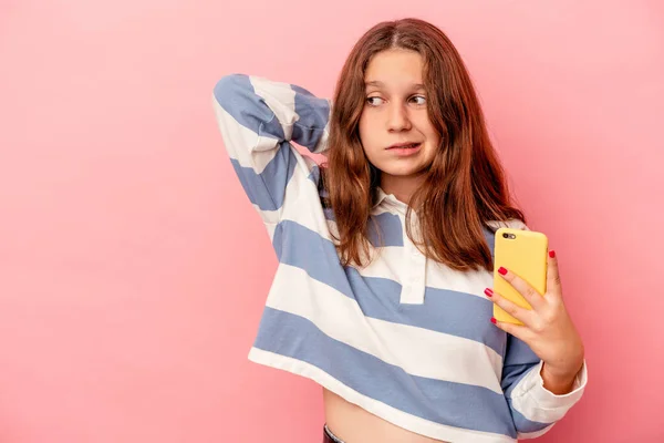 Pequeña Chica Caucásica Sosteniendo Teléfono Móvil Aislado Sobre Fondo Rosa —  Fotos de Stock