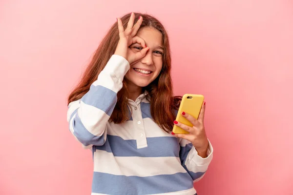 Kleine Kaukasische Mädchen Halten Handy Isoliert Auf Rosa Hintergrund Erregt — Stockfoto