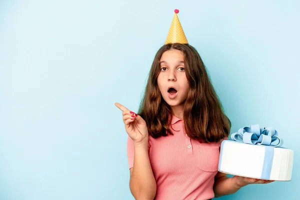 Menina Caucasiana Comemorando Seu Aniversário Segurando Bolo Isolado Fundo Azul — Fotografia de Stock