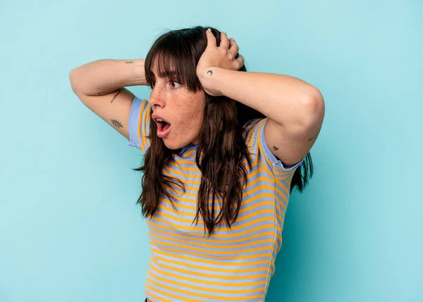 Joven Argentina Aislada Sobre Fondo Azul Gritando Muy Excitada Apasionada —  Fotos de Stock