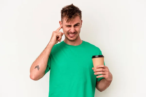 Mladý Kavkazský Muž Drží Odnést Kávu Izolované Bílém Pozadí Zakrývající — Stock fotografie