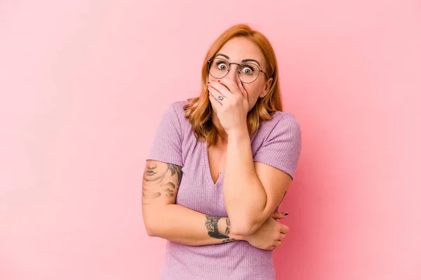 Young Caucasian Woman Isolated Pink Background Scared Afraid — Stock Photo, Image