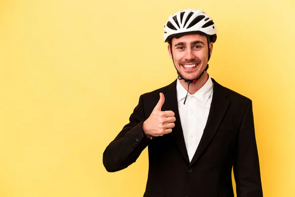 Jonge Kaukasische Zakenman Draagt Een Fietshelm Geïsoleerd Gele Achtergrond Glimlachen — Stockfoto