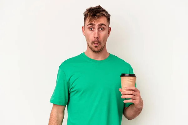 Mladý Běloch Drží Odnést Kávu Izolované Bílém Pozadí Pokrčí Rameny — Stock fotografie
