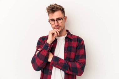 Beyaz arka planda soyutlanmış genç beyaz bir adam düşünüyor ve yukarı bakıyor, yansıtıyor, düşünüyor, hayal kuruyor..