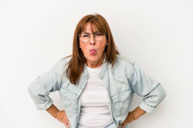 Beyaz arka planda izole edilmiş orta yaşlı beyaz bir kadın. Komik ve dost canlısı bir dil uzatıyor..