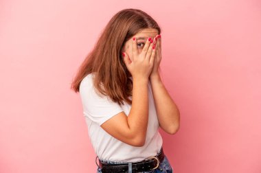 Pembe arka planda izole edilmiş küçük beyaz kız parmaklarıyla gözünü kırp korkmuş ve gergin..