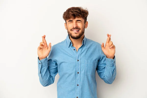 Jovem Mestiço Isolado Fundo Cinzento Cruzando Dedos Para Ter Sorte — Fotografia de Stock