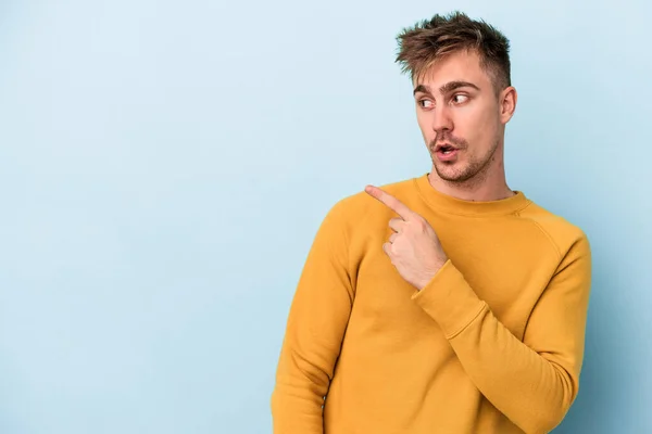 Junger Kaukasischer Mann Auf Blauem Hintergrund Isoliert Daumenfinger Weg Lachend — Stockfoto