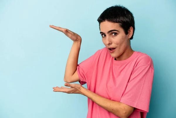 Jonge Blanke Vrouw Geïsoleerd Blauwe Achtergrond Geschokt Verbaasd Met Een — Stockfoto