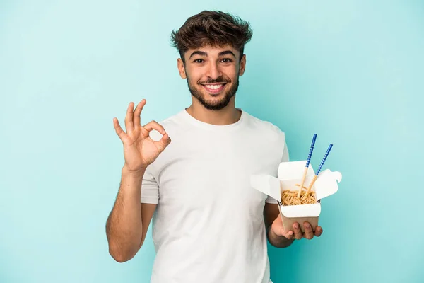 Young Arab Man Holding Take Away Noodles Isolated Blue Background — Fotografia de Stock