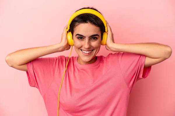 Young Caucasian Woman Listening Music Isolated Pink Background — Stock Photo, Image
