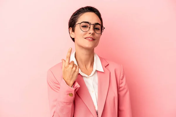 Jonge Zakenvrouw Draagt Een Roze Blazer Geïsoleerd Roze Achtergrond Wijzend — Stockfoto