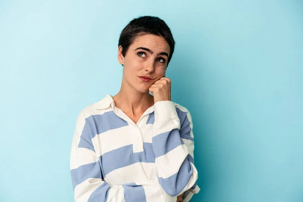 Kafkasyalı Genç Kadın Mavi Arka Planda Izole Edilmiş Düşünüyor Yukarı — Stok fotoğraf