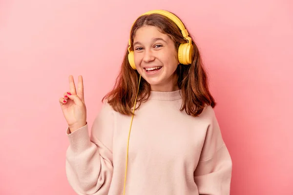 Petite Fille Caucasienne Écoutant Musique Isolée Sur Fond Rose Joyeuse — Photo