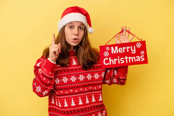 Malá Běloška Drží Veselé Vánoční Plakát Izolované Žlutém Pozadí Nějakým — Stock fotografie