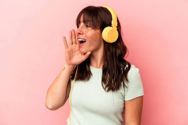 Νεαρή Γυναίκα Από Την Αργεντινή Που Ακούει Μουσική Απομονωμένη Ροζ — Φωτογραφία Αρχείου