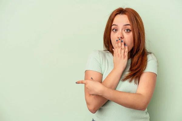 Giovane Donna Caucasica Isolata Sfondo Verde Che Punta Verso Lato — Foto Stock