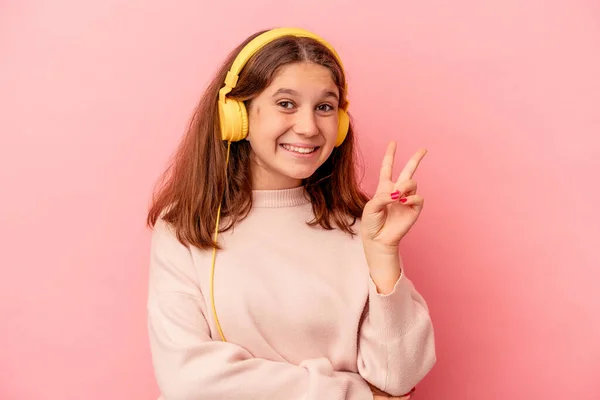 Μικρό Καυκάσιο Κορίτσι Που Ακούει Μουσική Απομονωμένη Ροζ Φόντο Και — Φωτογραφία Αρχείου