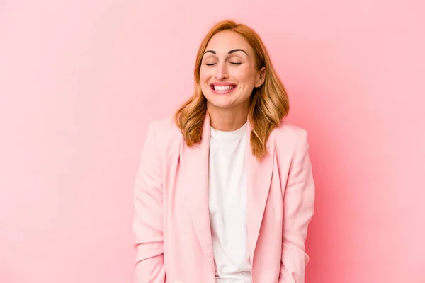 Młoda Kaukaska Kobieta Odizolowany Różowym Tle Śmieje Się Zamyka Oczy — Zdjęcie stockowe